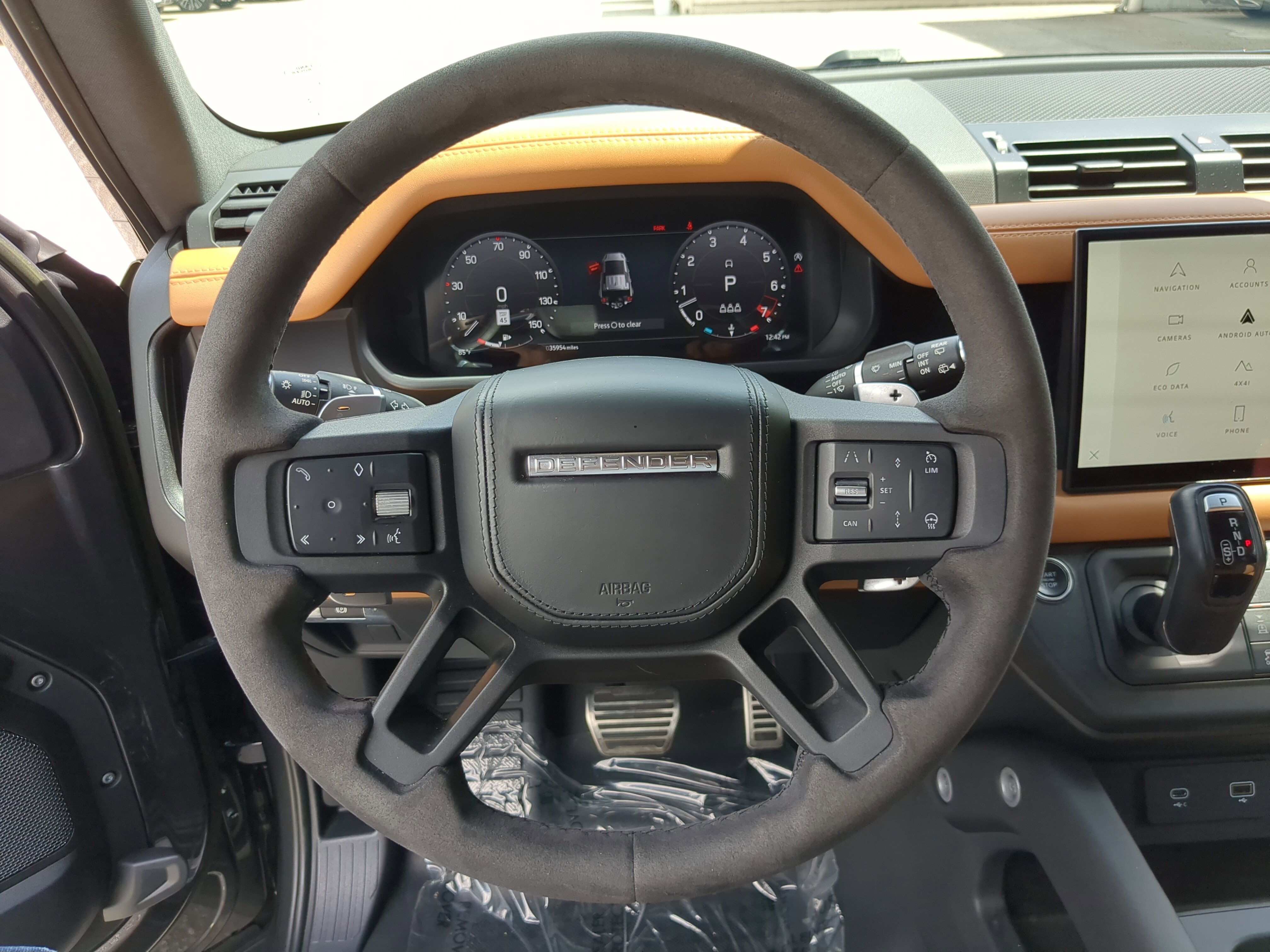 2023 Land Rover Defender V8 photo 11