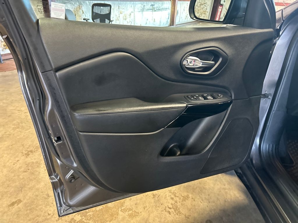 2020 Jeep Cherokee Altitude photo 13