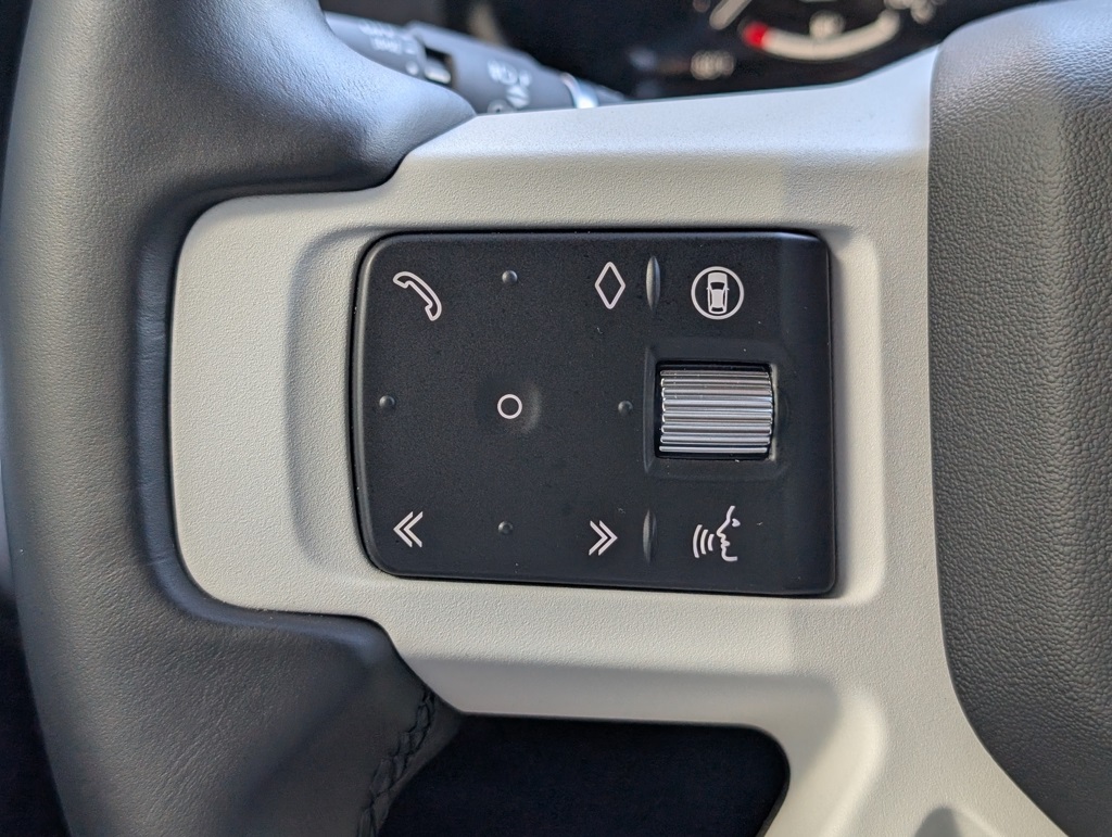2025 Land Rover Defender 110 X-Dynamic SE photo 19