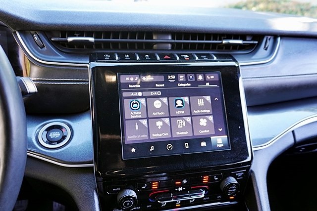 Used 2021 Silver Jeep Altitude image 28