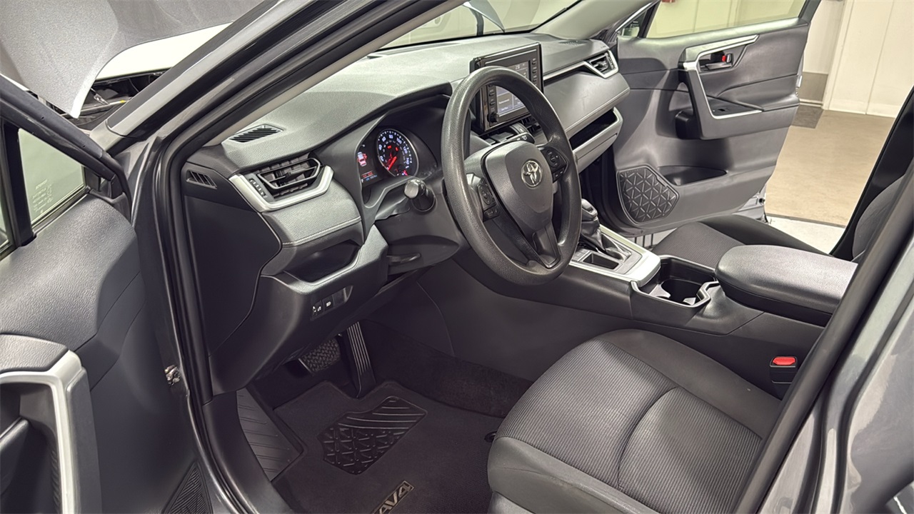 2019 Toyota RAV4 LE photo 12