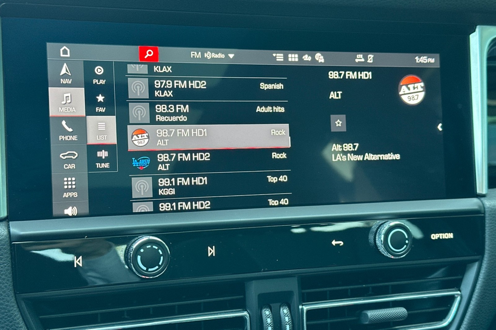 2023 Porsche Macan T photo 23