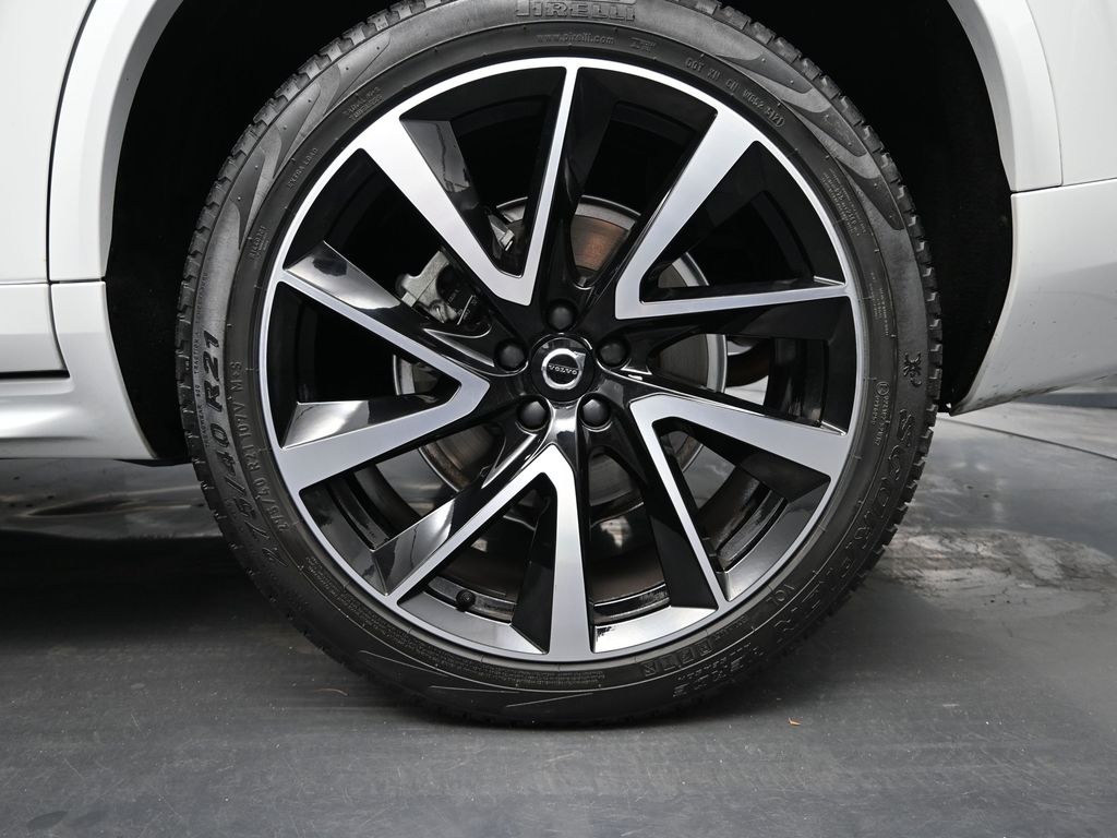 2022 Volvo XC90 T6 Momentum photo 8
