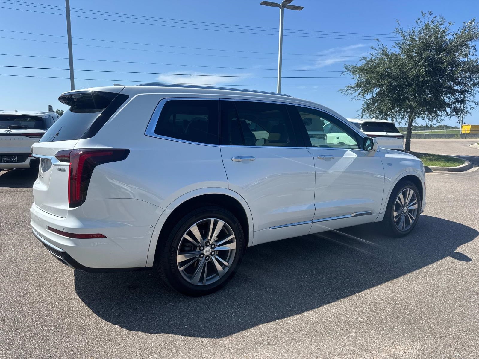 2022 Cadillac XT6 Premium Luxury photo 3