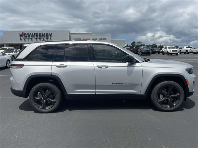 2025 Jeep Grand Cherokee Altitude photo 2