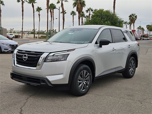 2025 Nissan Pathfinder S photo 2