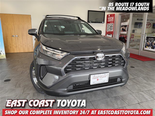 2025 Toyota RAV4 XLE's photo