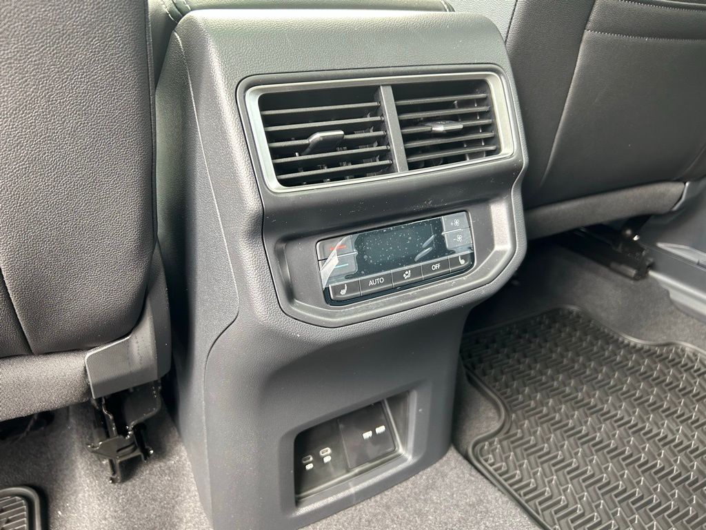 2025 Volkswagen Atlas SEL Premium R-Line photo 45
