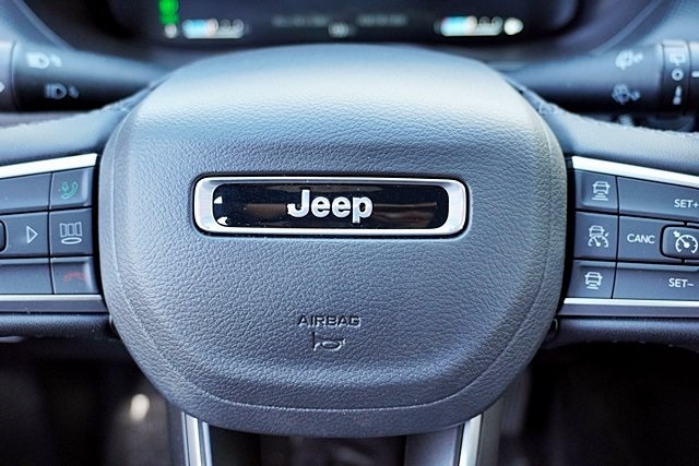 New 2025 Silver Zynith Metallic Clear-Coat Exterior Paint Jeep Limited image 39