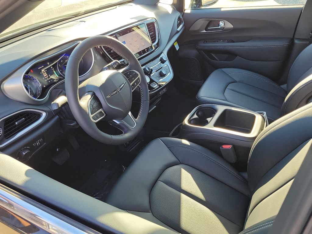 2025 Chrysler Voyager LX photo 2