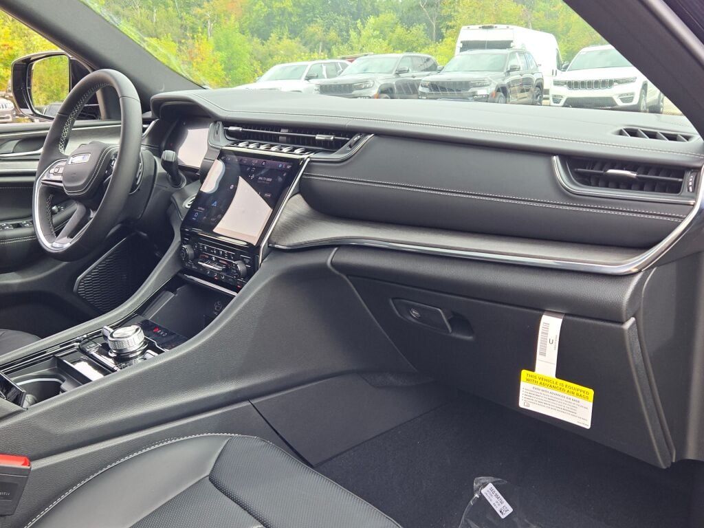 2025 Jeep Grand Cherokee Overland photo 4