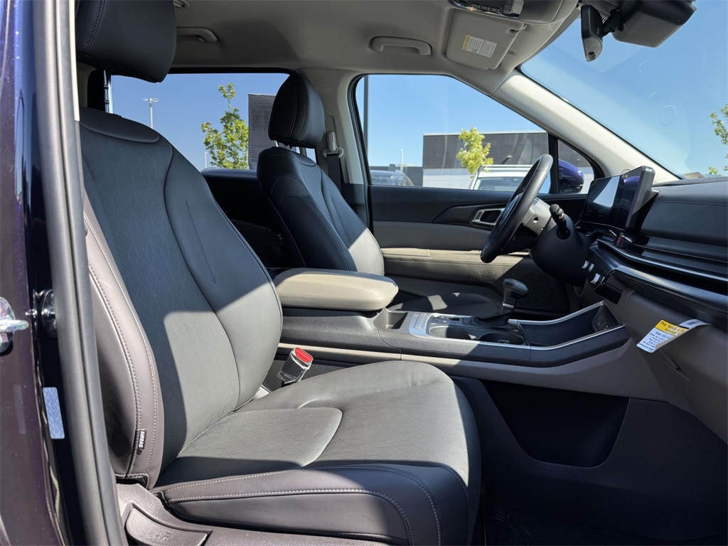 2025 Kia Carnival LXS photo 12