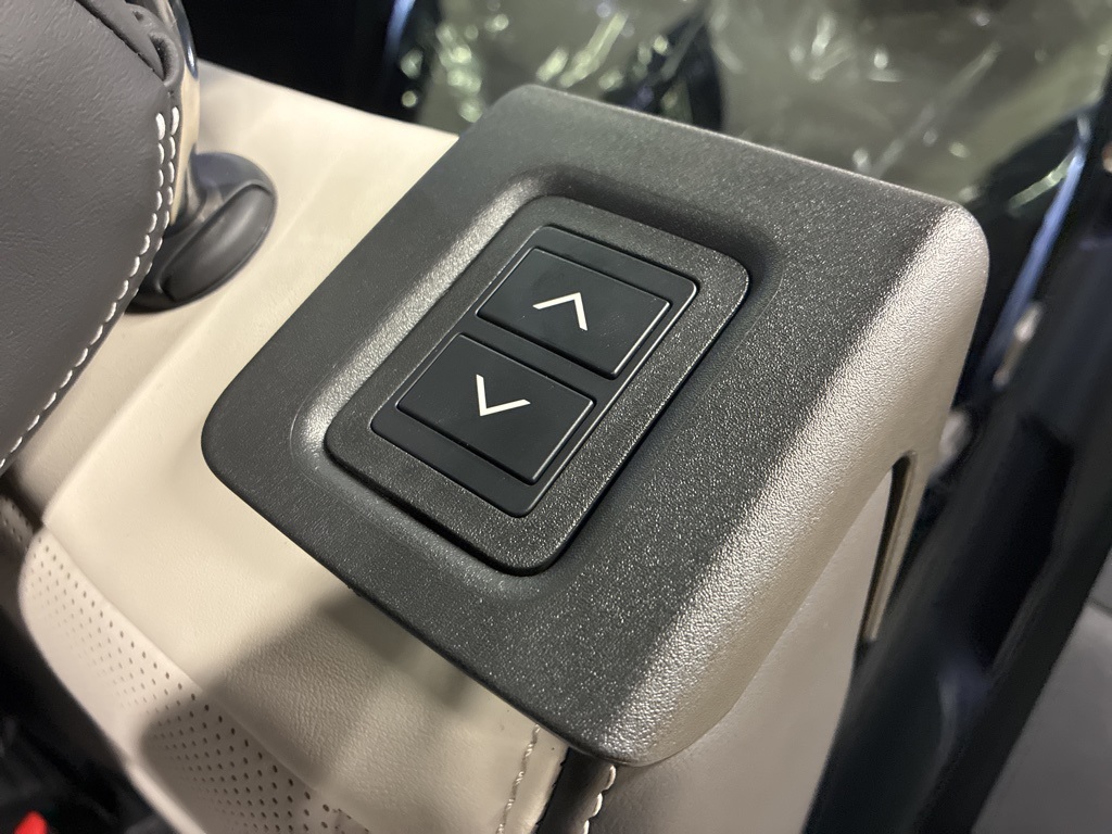 2024 Land Rover Discovery SE photo 37