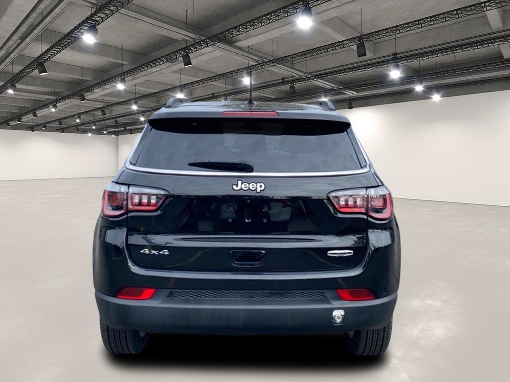 2022 Jeep Compass Latitude Lux photo 3