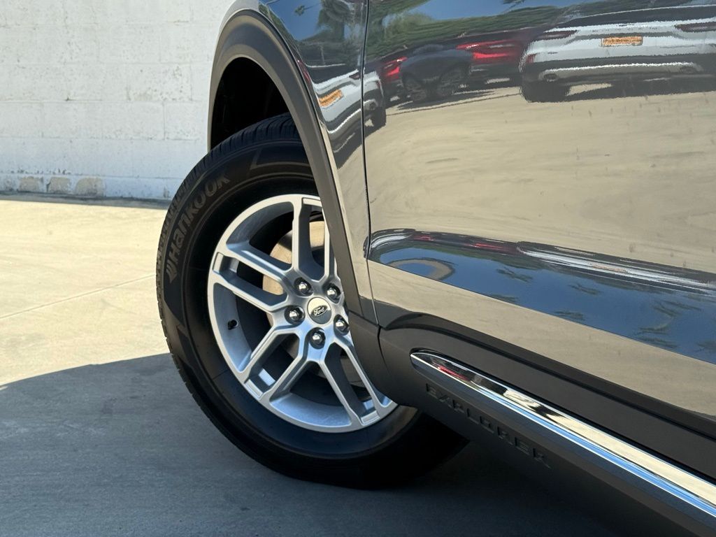 2025 Ford Explorer photo 16