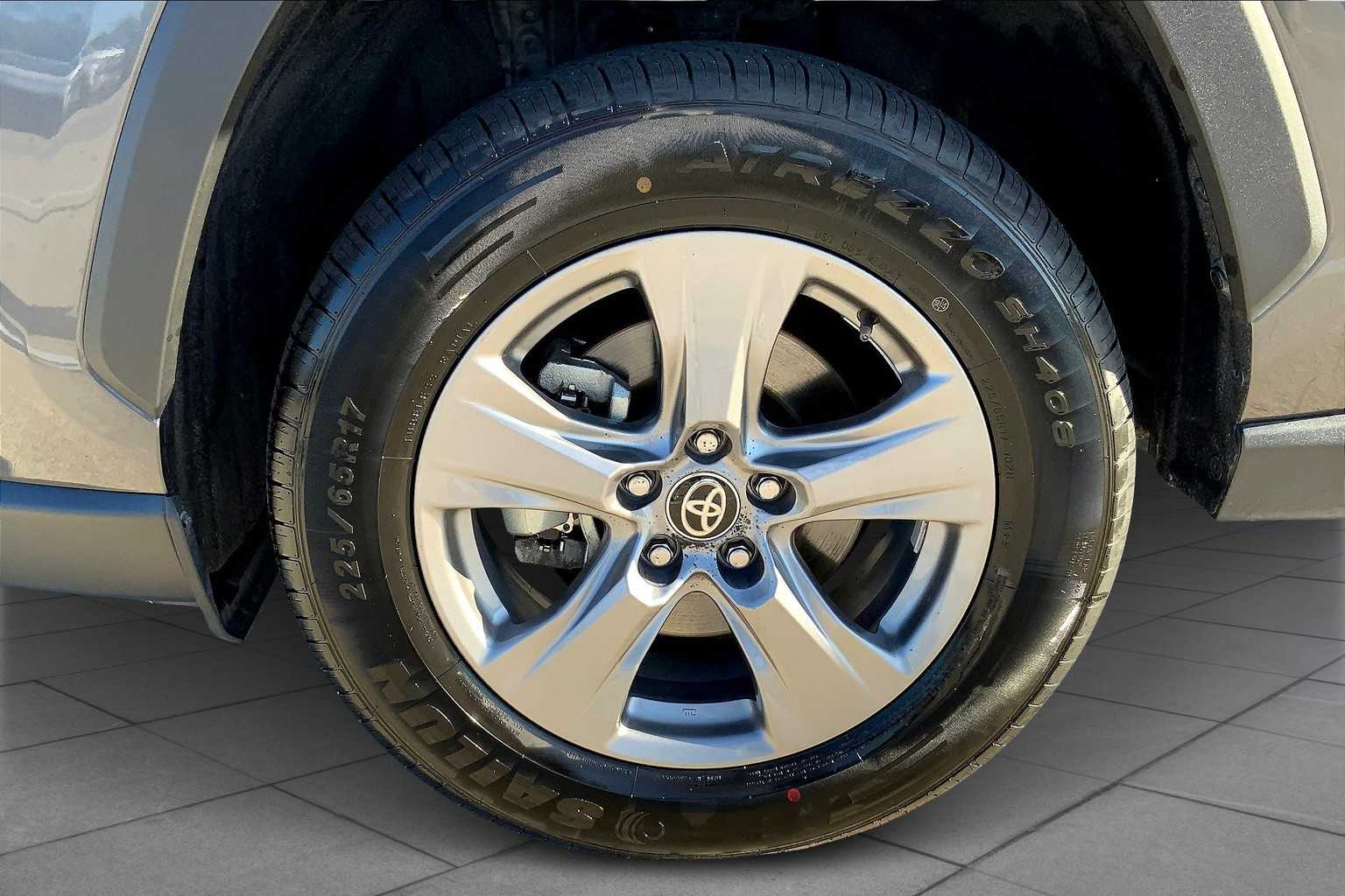 2024 Toyota RAV4 XLE photo 9