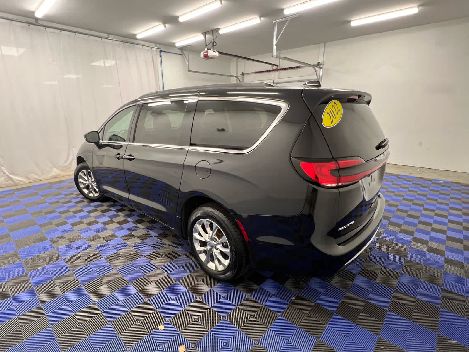 2022 Chrysler Pacifica Touring L photo 2