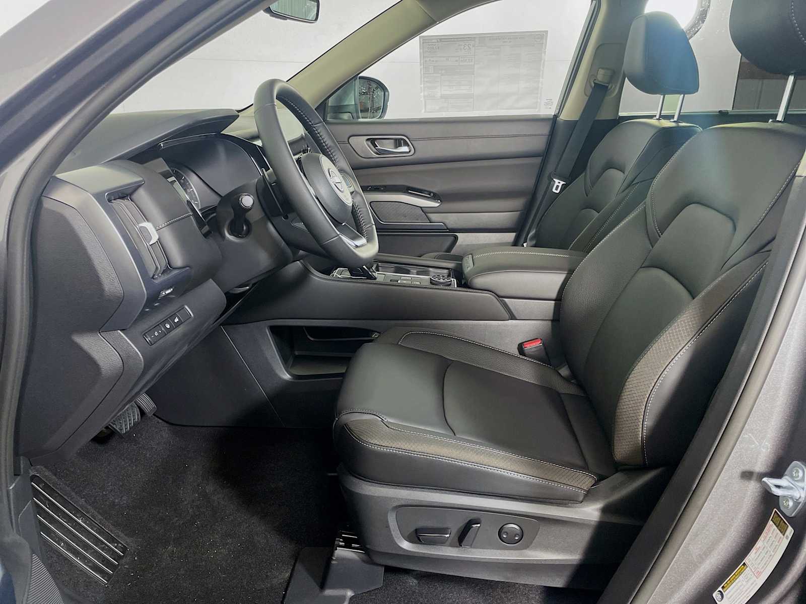 2025 Nissan Pathfinder SL photo 4