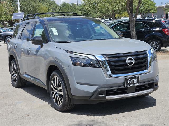 2025 Nissan Pathfinder Platinum photo 2