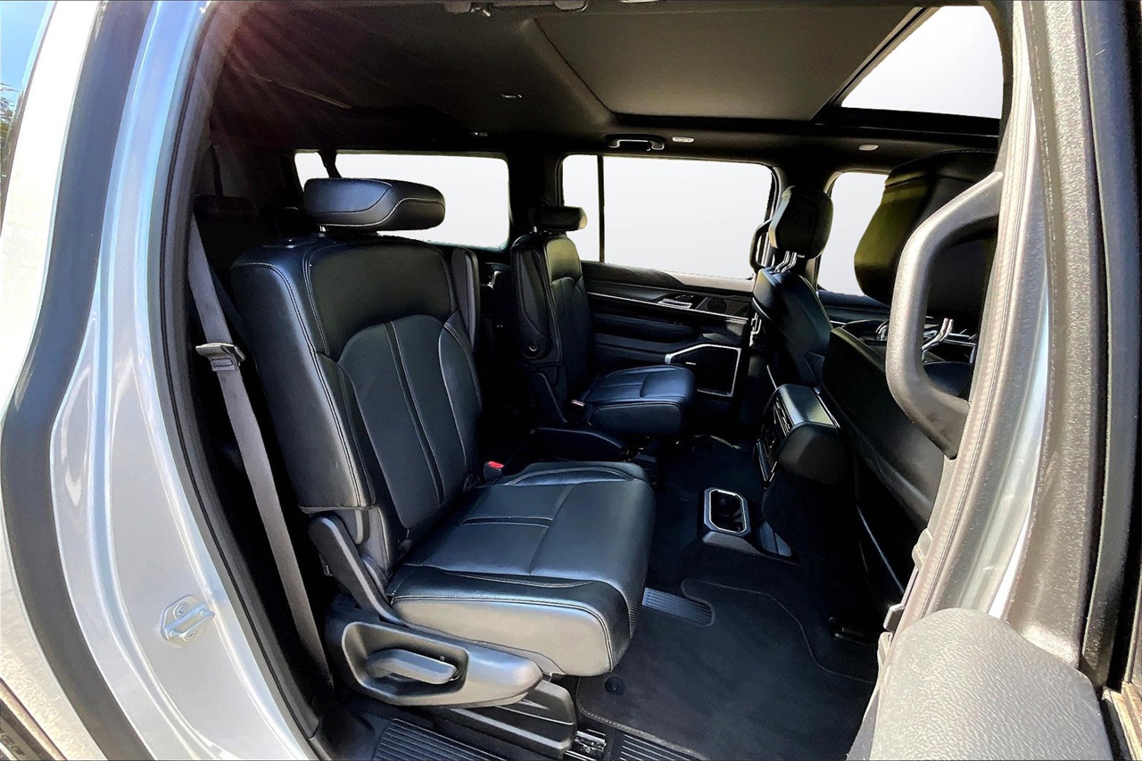 2024 Jeep Wagoneer L Series II photo 23