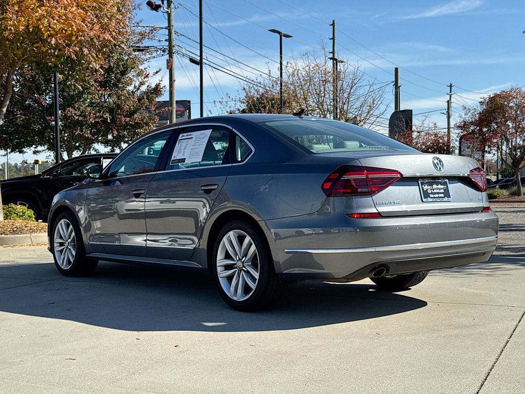 2017 Volkswagen Passat SEL Premium photo 2