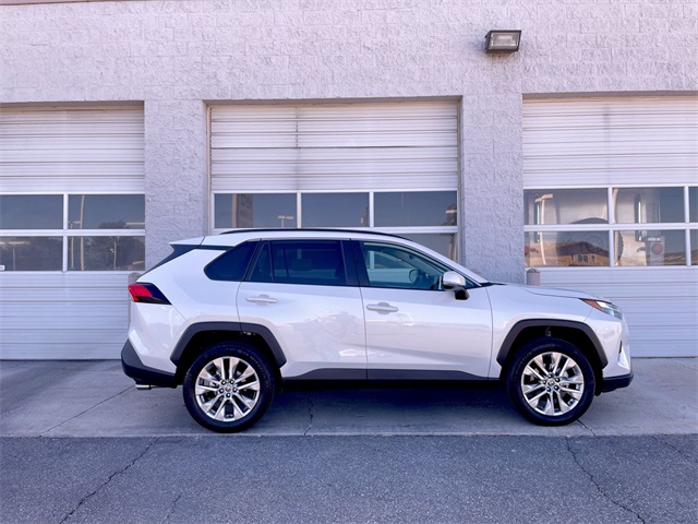 2025 Toyota RAV4 XLE Premium photo 16