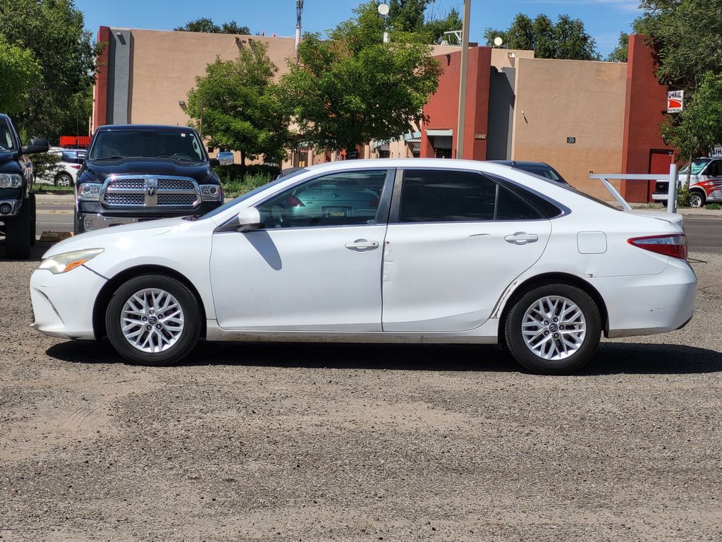 2016 Toyota Camry LE photo 4