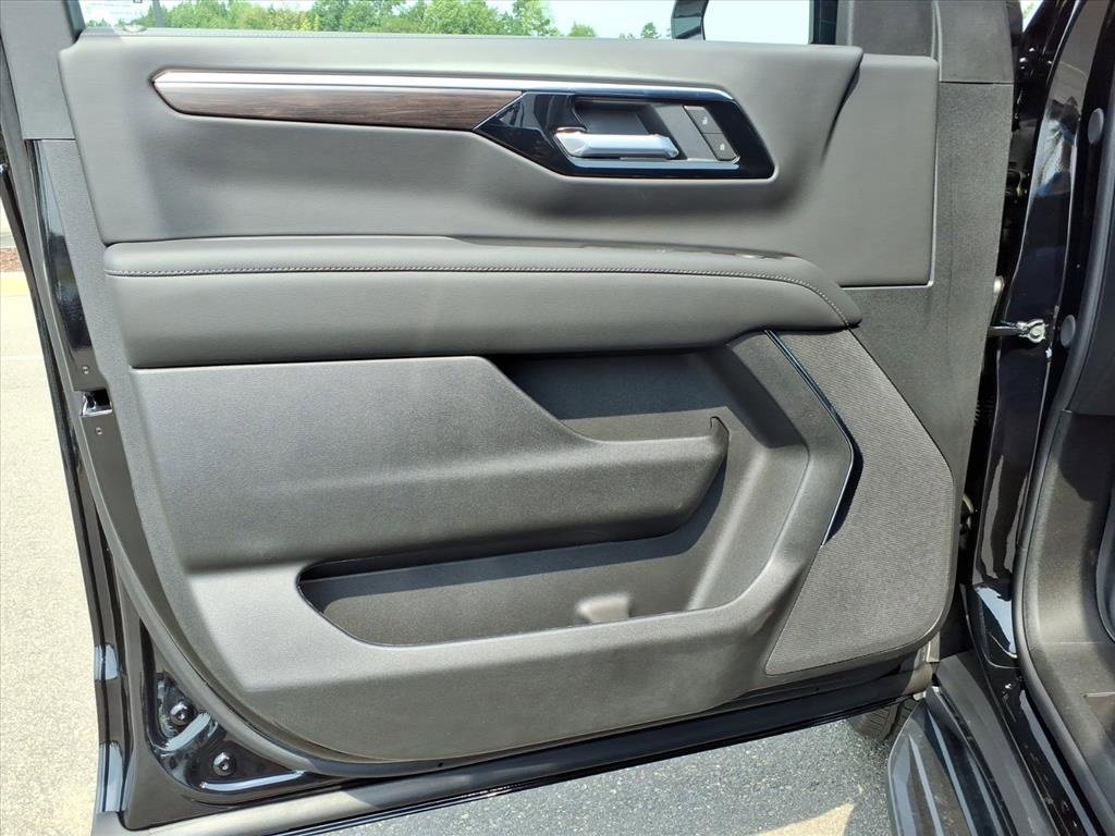 2025 Chevrolet Suburban LS photo 15