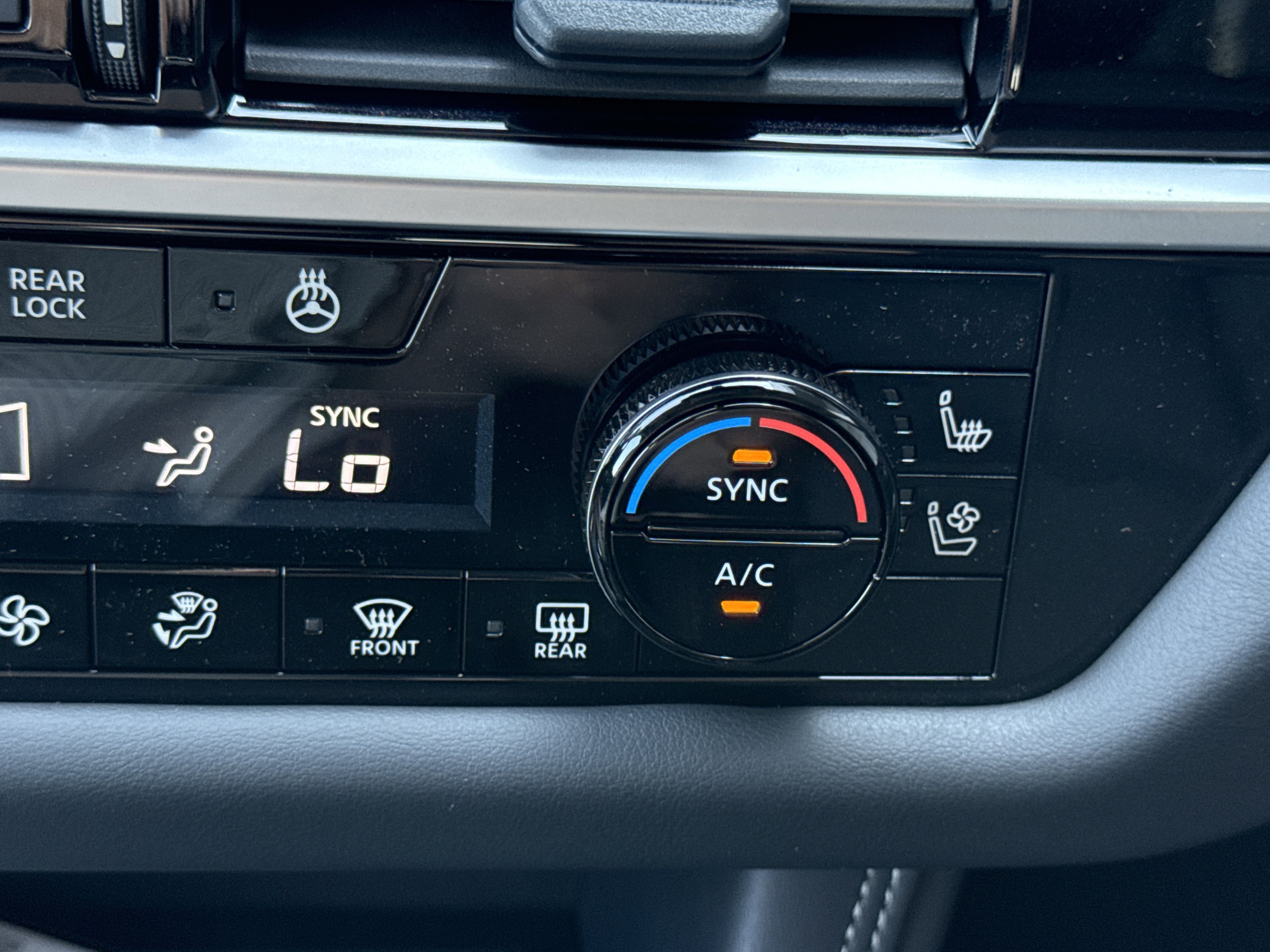 2025 Nissan Pathfinder Platinum photo 4