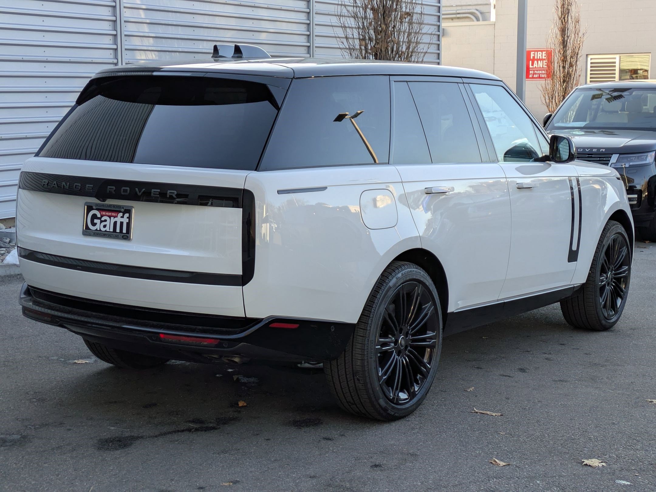 2025 Land Rover Range Rover SE photo 3