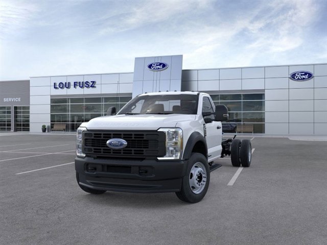 2025 Ford F-600 photo 2