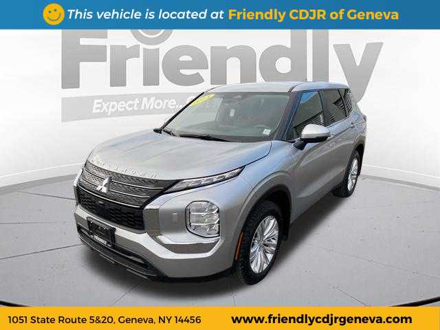 2023 Mitsubishi Outlander ES's photo