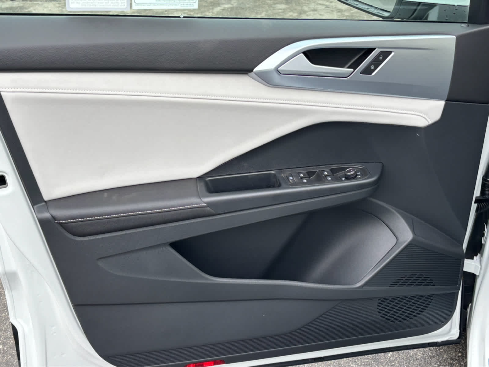2025 Volkswagen Taos SE photo 4