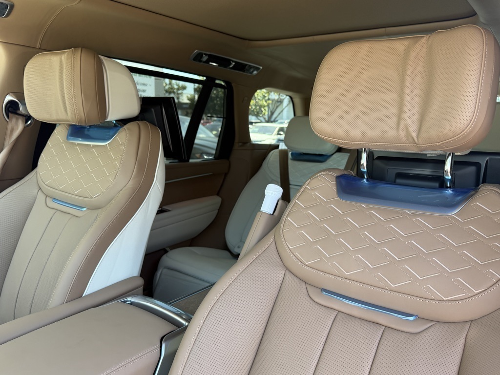 2025 Land Rover Range Rover SV photo 11