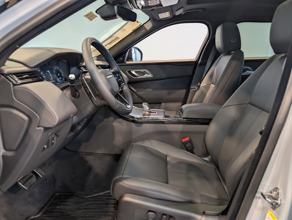 2026 Land Rover Range Rover Velar SE photo 8