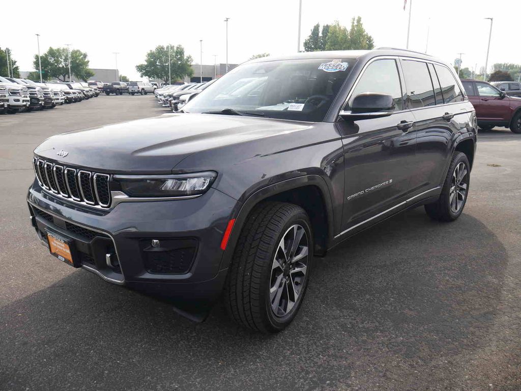 2024 Jeep Grand Cherokee Overland photo 3