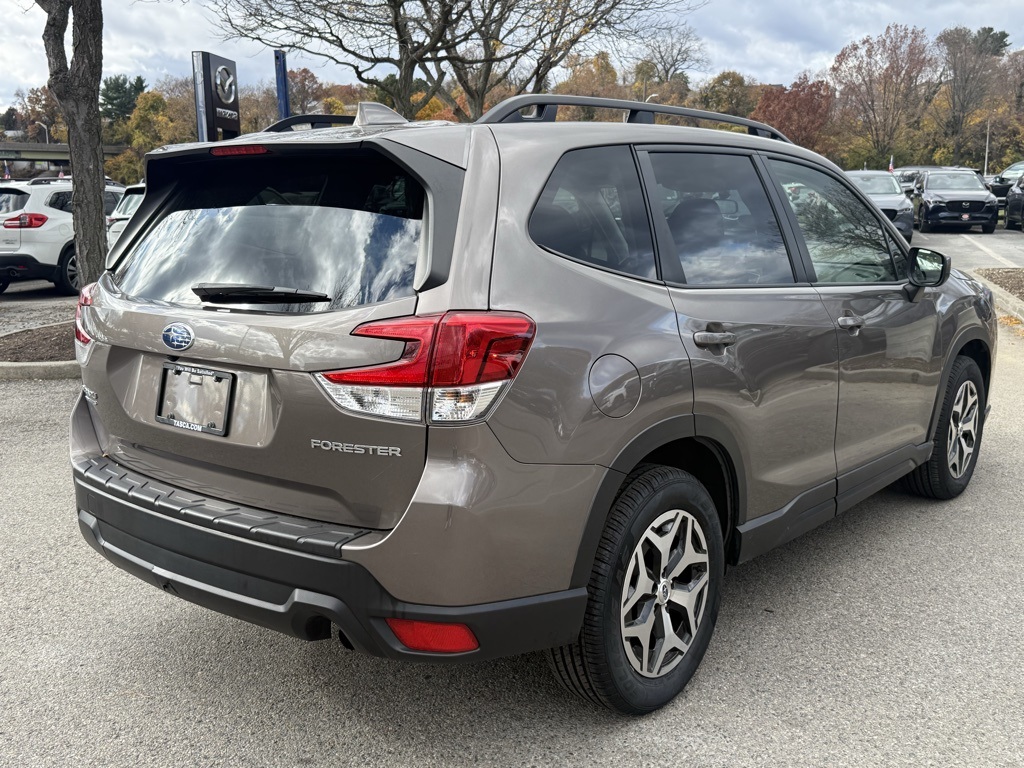 2022 Subaru Forester Premium photo 2