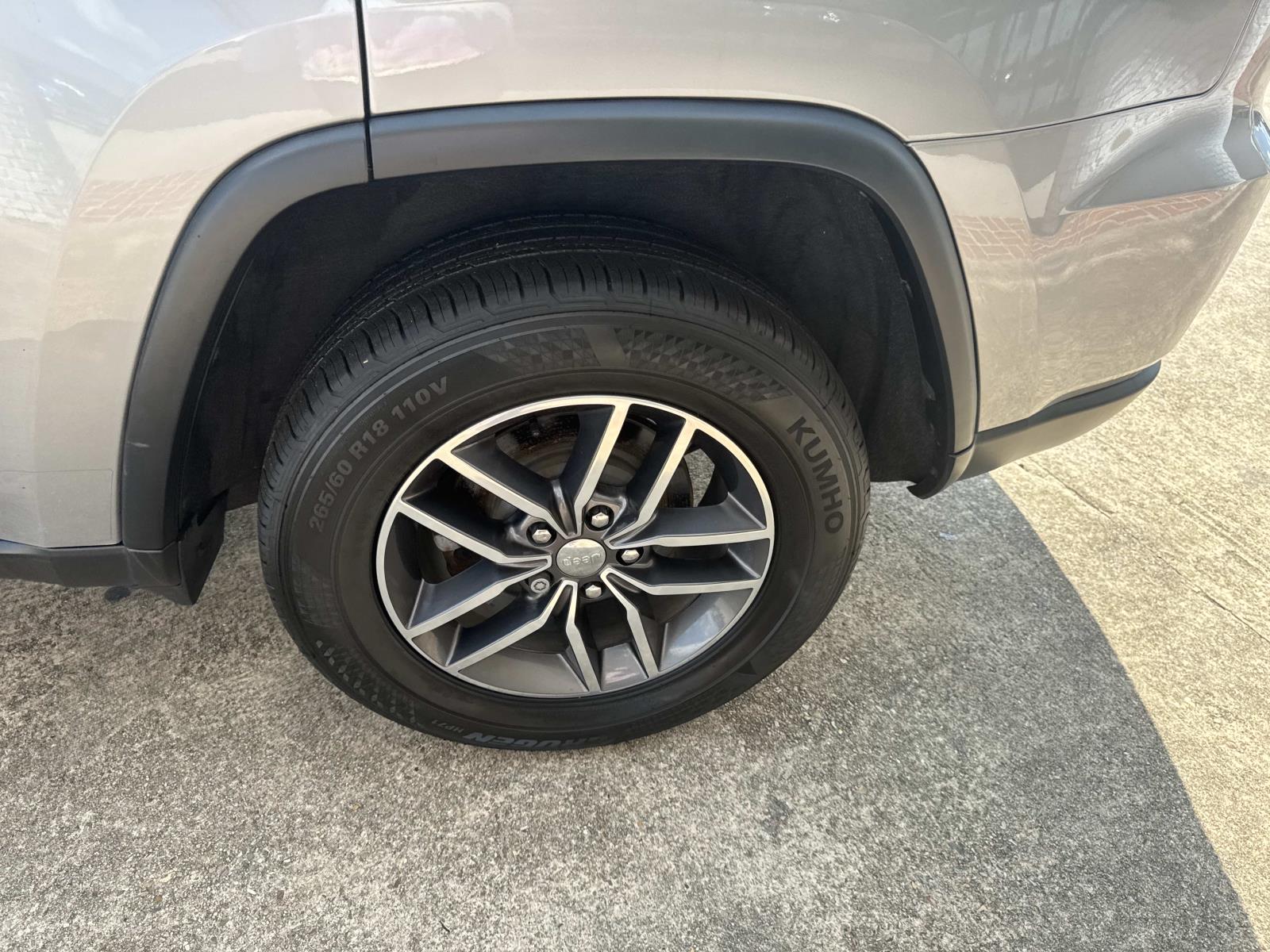 2018 Jeep Grand Cherokee Laredo E photo 4
