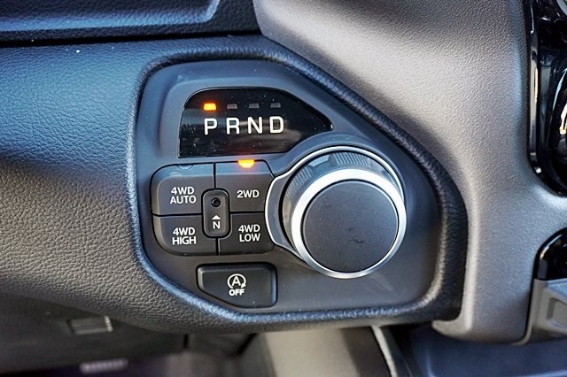 New 2025 Diamond Black Crystal Pearl-Coat Exterior Paint RAM Big Horn/Lone Star image 39