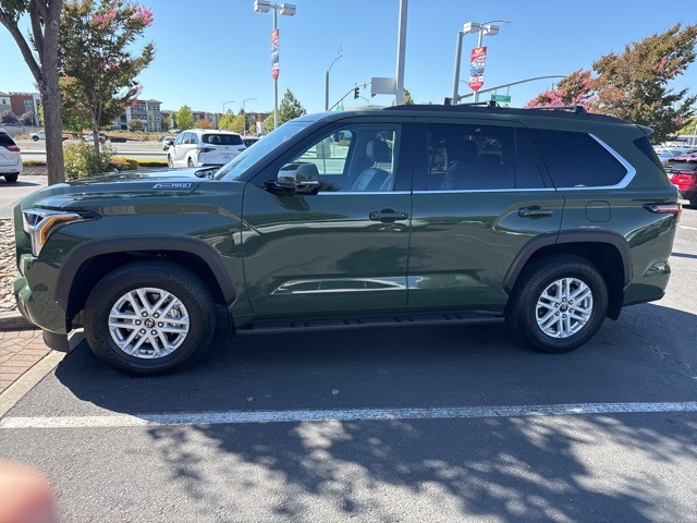 2023 Toyota Sequoia SR5 photo 2