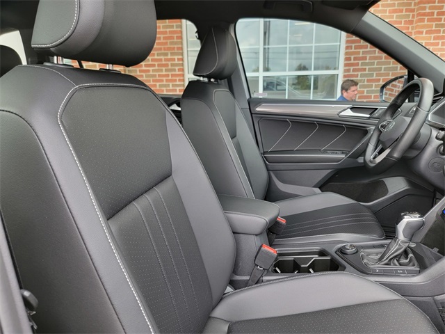 2023 Volkswagen Tiguan SE R-Line Black photo 17