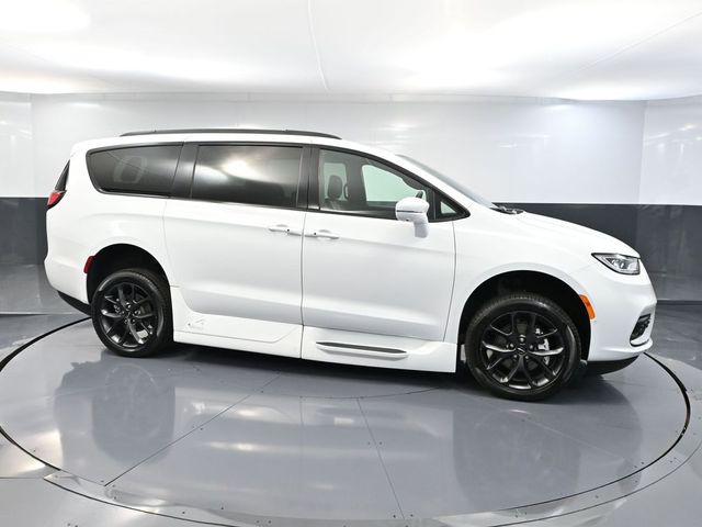 2022 Chrysler Pacifica Touring L photo 3