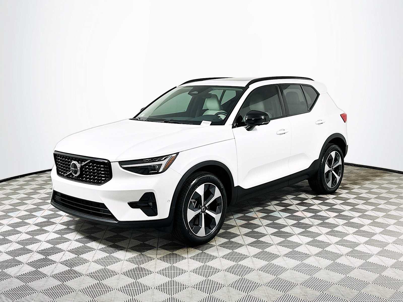 2025 Volvo XC40 AWD Plus photo 3