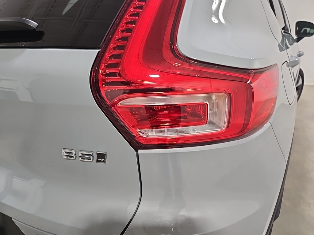 2025 Volvo XC40 Plus photo 9
