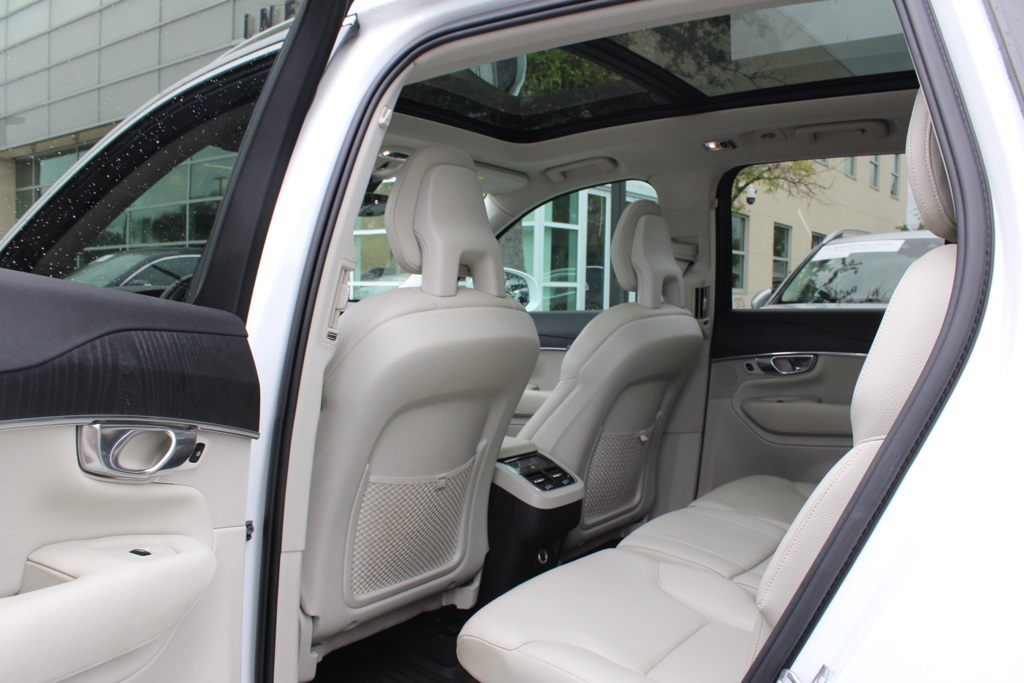2020 Volvo XC90 T5 Momentum photo 23