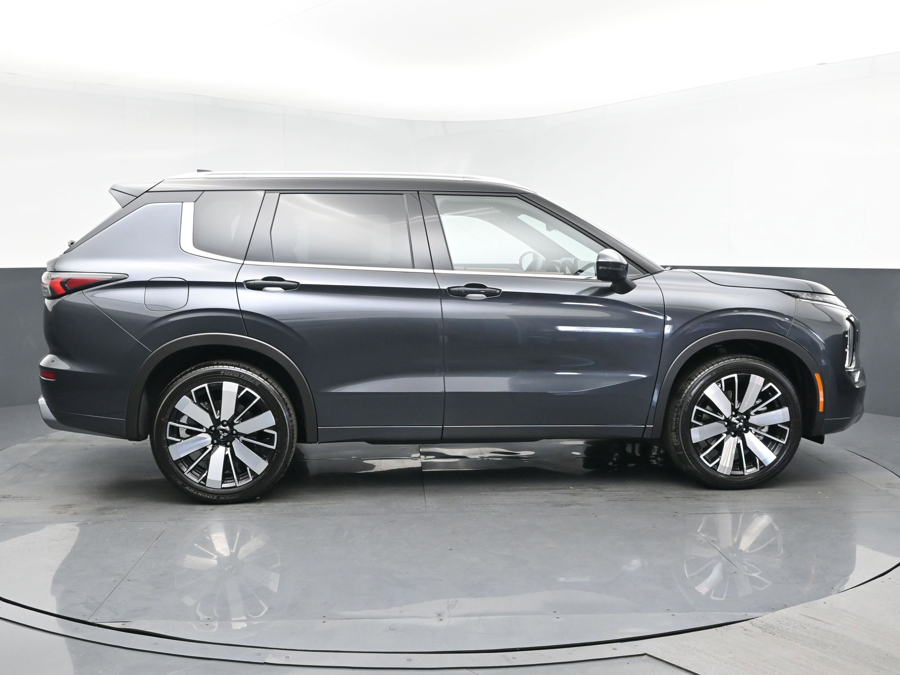 2025 Mitsubishi Outlander SEL photo 3