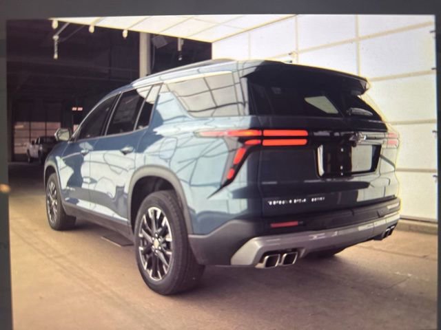 2025 Chevrolet Traverse LE photo 2