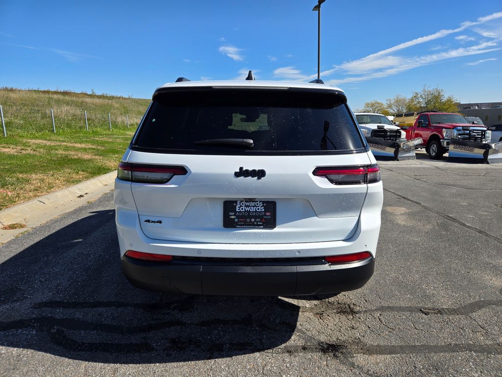 2025 Jeep Grand Cherokee Laredo Altitude photo 3
