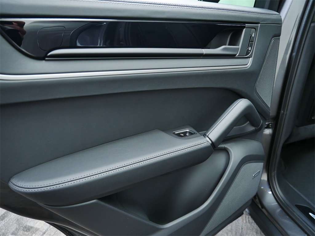 2025 Porsche Cayenne S E-Hybrid Coupe photo 13