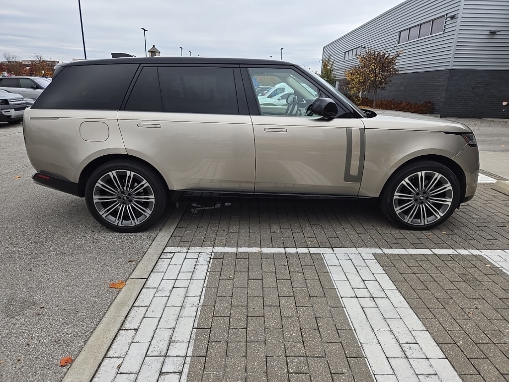 2024 Land Rover Range Rover SE photo 4